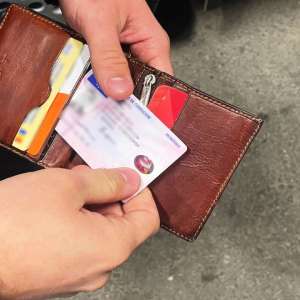 Cercetat penal pentru transport de document fals