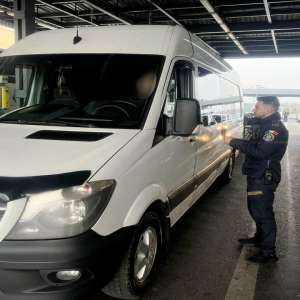 Cetățean moldovean depistat în trafic conducând un microbuz, fără drept