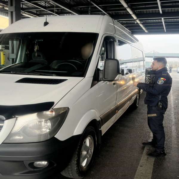Cetățean moldovean depistat în trafic conducând un microbuz, fără drept