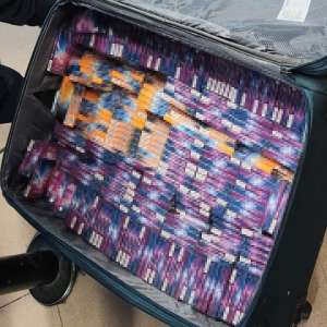 Zeci de mii de țigarete fără timbru fiscal, descoperite în bagajele unui pasager pe Aeroportul Henri Coandă