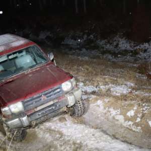 Autoturism de teren, fără număr de înmatriculare, încărcat cu aproximativ 11.000 pachete de țigări, indisponibilizat la Costileva de Sus