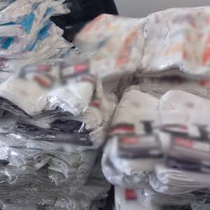 Articole vestimentare și de încălțăminte susceptibile a fi contrafăcute, descoperite într-un autocar, în PTF Giurgiu Ruse