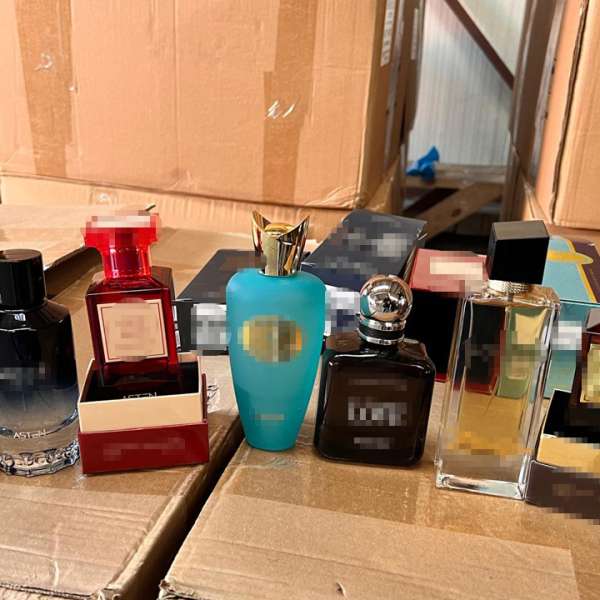 Peste 11.000 de parfumuri susceptibile a aduce atingere unor mărci protejate, în valoare de aproximativ 12.500.000 lei, descoperite de polițiștii de frontieră constănțeni