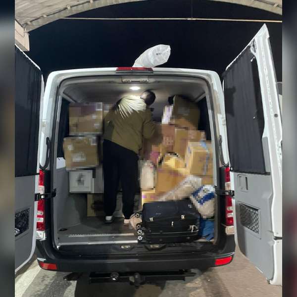 Bunuri susceptibile a fi contrafăcute în valoare de peste 200.000 lei descoperite într-un autocar și un microbuz, în PTF Giurgiu Ruse