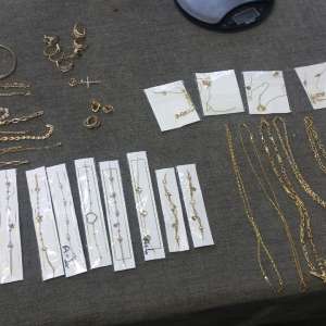 Bijuterii din aur în valoare de peste 80.000 lei, descoperite de polițiștii de frontieră giurgiuveni în rucsacul unei pasagere dintr-un autocar