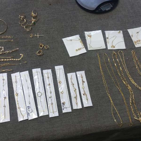 Bijuterii din aur în valoare de peste 80.000 lei, descoperite de polițiștii de frontieră giurgiuveni în rucsacul unei pasagere dintr-un autocar