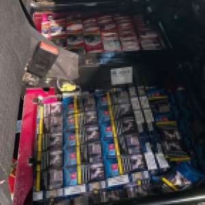 Peste 26.000 țigarete descoperite ascunse în compartimentul blocului motor și sub scaunele unui microbuz