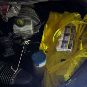 Peste 26.000 țigarete descoperite ascunse în compartimentul blocului motor și sub scaunele unui microbuz