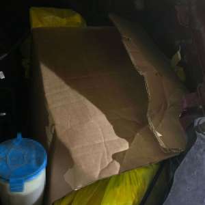 Peste 26.000 țigarete descoperite ascunse în compartimentul blocului motor și sub scaunele unui microbuz