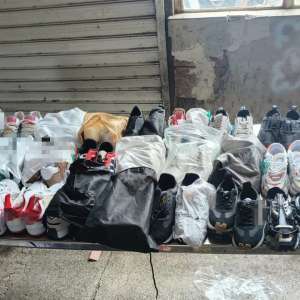 Articole vestimentare și încălțăminte susceptibile a fi contrafăcute în valoare de 40.000 lei, confiscate de poliţiştii de frontieră de la PTF Negru Vodă