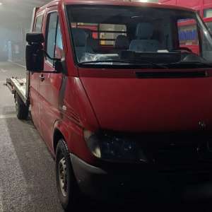 Butelii cu agent refrigerant, descoperite într-o autoutilitară la PTF Sculeni