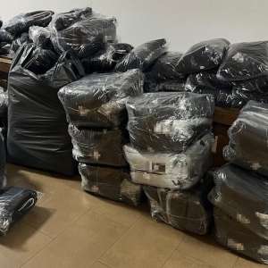 Articole vestimentare susceptibile a fi contrafăcute în valoare de 70.000 lei, confiscate de poliţiştii de frontieră români și bulgari în PTF Vama Veche
