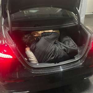 Trei sirieni depistați ascunși în portbagajul unei mașini