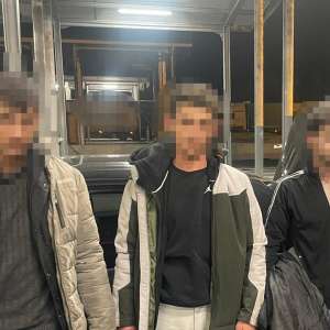 Trei sirieni depistați ascunși în portbagajul unei mașini