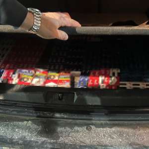 Țigarete în valoare de aproximativ 50.000 lei, descoperite ascunse în locul destinat roții de rezervă și sub scaunele scaunele din față ale unui autoturism