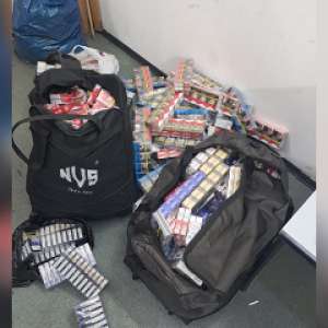 Țigarete în valoare de aproximativ 50.000 lei, descoperite ascunse în locul destinat roții de rezervă și sub scaunele scaunele din față ale unui autoturism