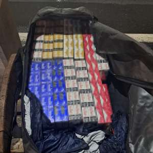 Țigarete în valoare de aproximativ 50.000 lei, descoperite ascunse în locul destinat roții de rezervă și sub scaunele scaunele din față ale unui autoturism