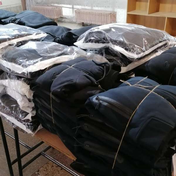 Articole vestimentare susceptibile a fi contrafăcute, în valoare de aproximativ 32.000 lei, confiscate de poliţiştii de frontieră în PTF Ostrov