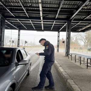 Autoturism radiat din circulație, descoperit în trafic, la ieșirea din România