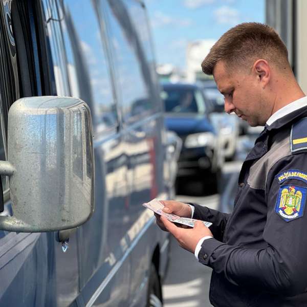 Trei cetățeni străini cu documente de călătorie false opriți la granița cu Ungaria