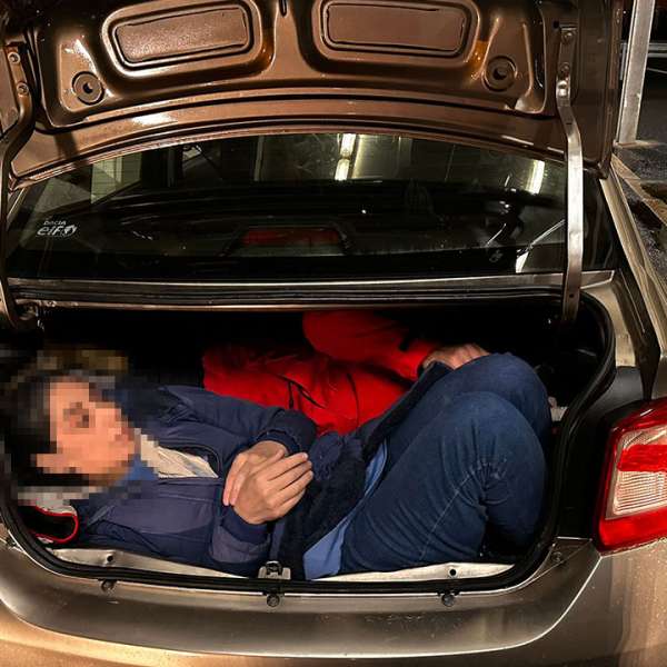 Cinci cetățeni străini depistați ascunși în două mijloace de transport la PTF Nădlac II