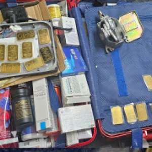 Zeci de lingouri din aur nedeclarate, descoperite în bagajele unui bărbat la Aeroportul Timișoara