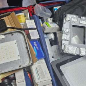 Zeci de lingouri din aur nedeclarate, descoperite în bagajele unui bărbat la Aeroportul Timișoara