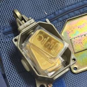 Zeci de lingouri din aur nedeclarate, descoperite în bagajele unui bărbat la Aeroportul Timișoara