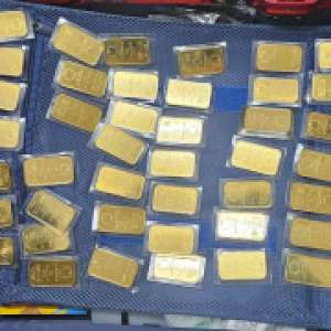 Zeci de lingouri din aur nedeclarate, descoperite în bagajele unui bărbat la Aeroportul Timișoara