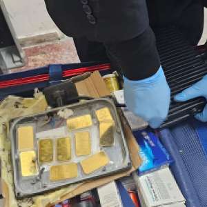 Zeci de lingouri din aur nedeclarate, descoperite în bagajele unui bărbat la Aeroportul Timișoara