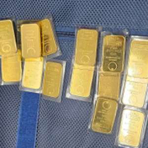Zeci de lingouri din aur nedeclarate, descoperite în bagajele unui bărbat la Aeroportul Timișoara
