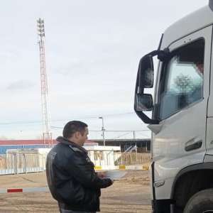 A încercat recuperarea placuțelor de înmatriculare,  folosind polițe de asigurare RCA falsificate