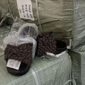 Peste 2.200 de bunuri susceptibile a fi contrafăcute, în valoare de aproximativ  564.000 de lei, descoperite în PTF Bechet