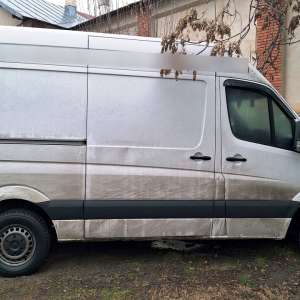 Autoutilitară furată din Belgia, oprită din drumul către R. Moldova