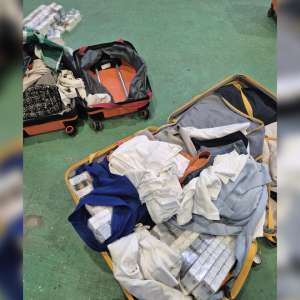 1.680 pachete cu țigări ascunse în bagaje şi în plafonul unui autoturism, descoperite  la PTF Siret