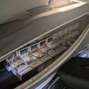 1.680 pachete cu țigări ascunse în bagaje şi în plafonul unui autoturism, descoperite  la PTF Siret