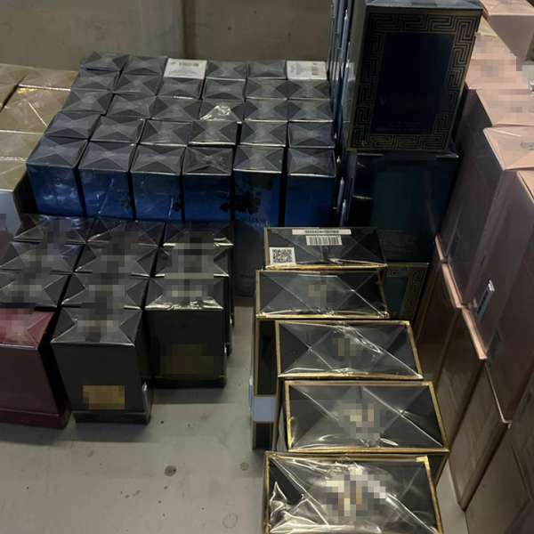 Produse de parfumerie, îmbrăcăminte și  încălțăminte susceptibile a fi contrafăcute, descoperite într-un autocar