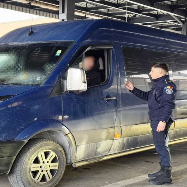 Microbuz cu număr de înmatriculare fals, descoperit în trafic