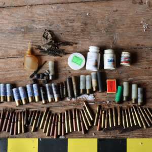 Arme şi muniţie, descoperite de poliţiştii de frontieră în urma unor percheziţii domiciliare