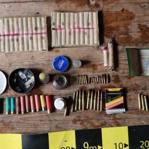 Arme şi muniţie, descoperite de poliţiştii de frontieră în urma unor percheziţii domiciliare