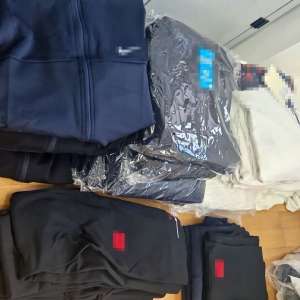 Articole vestimentare susceptibile a fi contrafăcute în valoare de 60.000 lei,