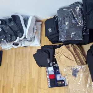 Articole vestimentare susceptibile a fi contrafăcute în valoare de 60.000 lei,