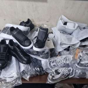 Articole vestimentare susceptibile a fi contrafăcute în valoare de 60.000 lei,