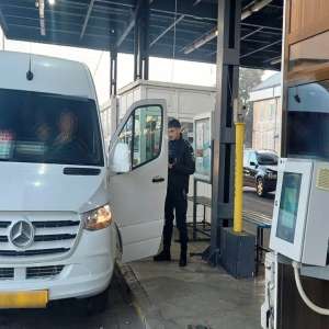 Cartea de identitate falsă, primită cadou, i-a adus un dosar penal