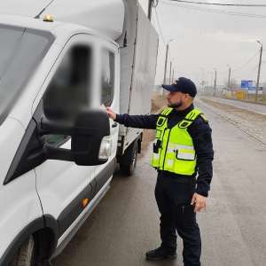 La plimbare în miez de noapte cu un permis de conducere fals