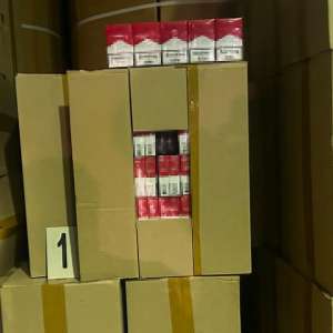 Zeci de mii de pachete cu țigări, în valoare de peste 1,3 milioane lei, descoperite ascunse într-un camion încărcat cu varză