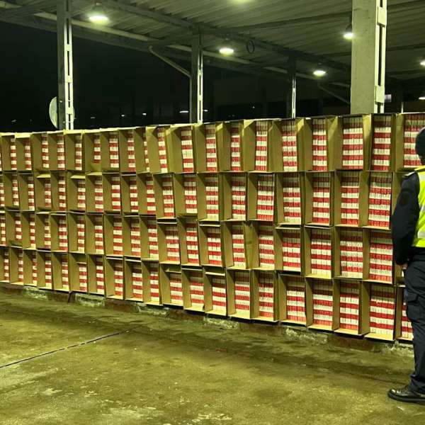 Zeci de mii de pachete cu țigări, în valoare de peste 1,3 milioane lei, descoperite ascunse într-un camion încărcat cu varză