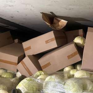 Zeci de mii de pachete cu țigări, în valoare de peste 1,3 milioane lei, descoperite ascunse într-un camion încărcat cu varză