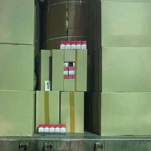 Zeci de mii de pachete cu țigări, în valoare de peste 1,3 milioane lei, descoperite ascunse într-un camion încărcat cu varză