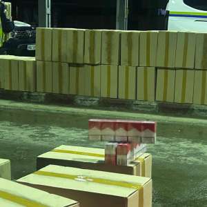 Zeci de mii de pachete cu țigări, în valoare de peste 1,3 milioane lei, descoperite ascunse într-un camion încărcat cu varză